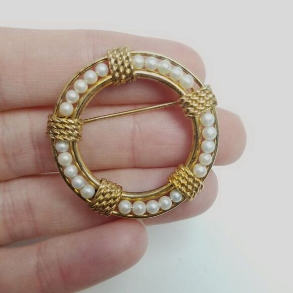 Vintage 12k Yellow Gold FIlled and Faux Pearl Circle Brooch, Retro Estate - Picture 1 of 6
